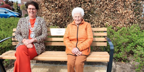 Foto: Bankje voor 100-jarige mevrouw Van Hout-Cox in Valkenswaard