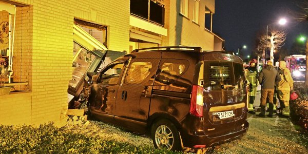 Foto: Bewoners zaten tv te kijken toen auto huis inreed: 'Ze trilden helemaal'