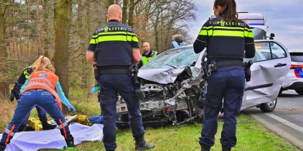 Foto: Frontale botsing op N69 bij Valkenswaard, automobilist gewond naar ziekenhuis