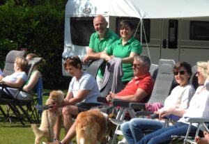 Rob en Wendy samen met campinggasten