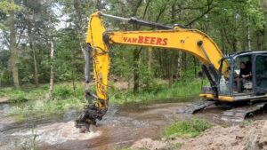 Eén van de graafmachines die deze week door De Dommel werden ingezet