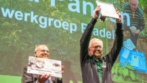 Gerard Panken houdt trots zijn oorkonde omhoog