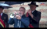 Een trompettist blaast op zijn trompet tijdens de Herdenking