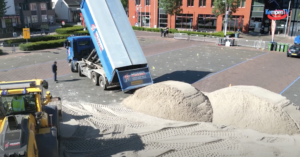 Vrachtwagen levert strandzand aan op de Markt te Bladel