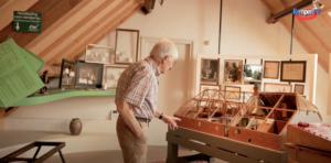 Hendrik van der Aalst geeft uitleg in het Kempenmuseum