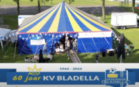 Een grote tent op het terrein van KV Bladella in verband met het jubileum weekend