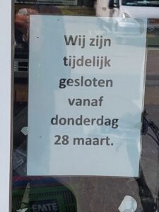 briefje met tekst gesloten vanaf donderdag 28 maart