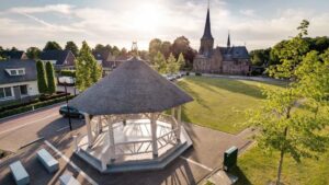 De kiosk en de kerk van Riethoven