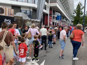 Jong en oud rond het Philips Stadion