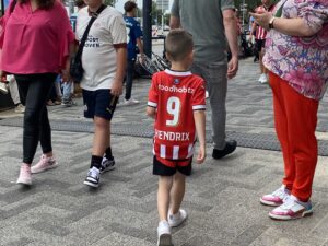 PSV-fan op weg naar de wedstrijd