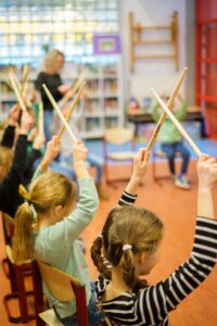 kinderen in de klas maken muziek