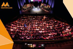 Mensen in de zaal kijken naar podium