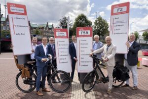 Bestuurders van de provincie met borden van snelfietsroutes