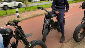 Jongere op fatbike