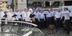 VMK koorleden in actie in winkelcentrum Citycenter