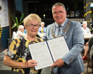 (Trees) Gepkens-van Kruijsdijk en burgemeester Delhez houden de oorkonde op