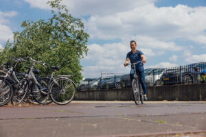 expat op de fiets die door een bocht rijdt