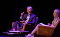 Close up van Peter Wennink op het podium van het theater