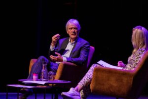 Close up van Peter Wennink op het podium van het theater