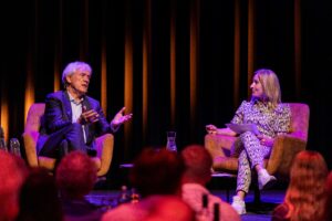 Peter Wennink en Meike de Jong in gemakkelijke stoelen op het podium