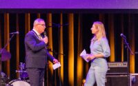 burgemeester en Meike de Jong samen op het podium