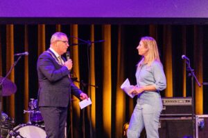 burgemeester en Meike de Jong samen op het podium