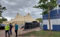 grote tent op grasveld, nog in aanbouw