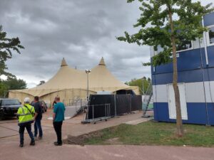 grote tent op grasveld, nog in aanbouw