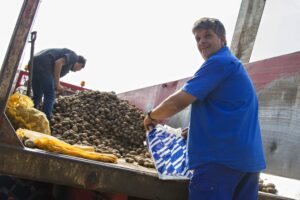 Charlie Engelen voor een lader met aardappelen