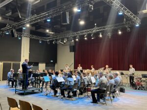 harmonie in grote zaal aan het repeteren