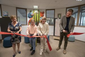 de wethouder, een mevrouw en 2 kinderen knippen rood lint door